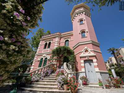 ...e soprattutto il torrino belvedere ottagonale scandito da una serie di finestrelle, tipico delle residenze di quel periodo